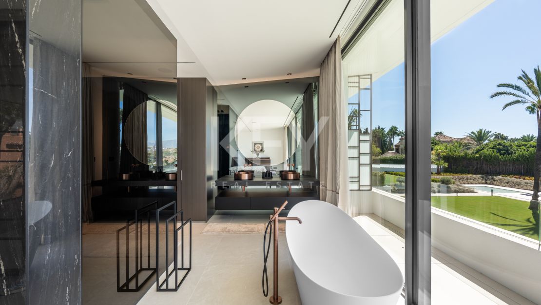 Современная полуотдельная вилла с бассейном на крыше и панорамным видом в Нуэва Андалусия