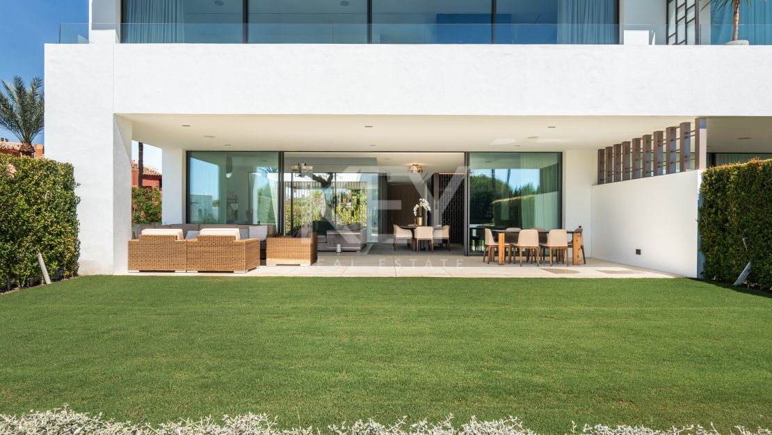 Villa moderna con piscina en la azotea y vistas panorámicas en Nueva Andalucía