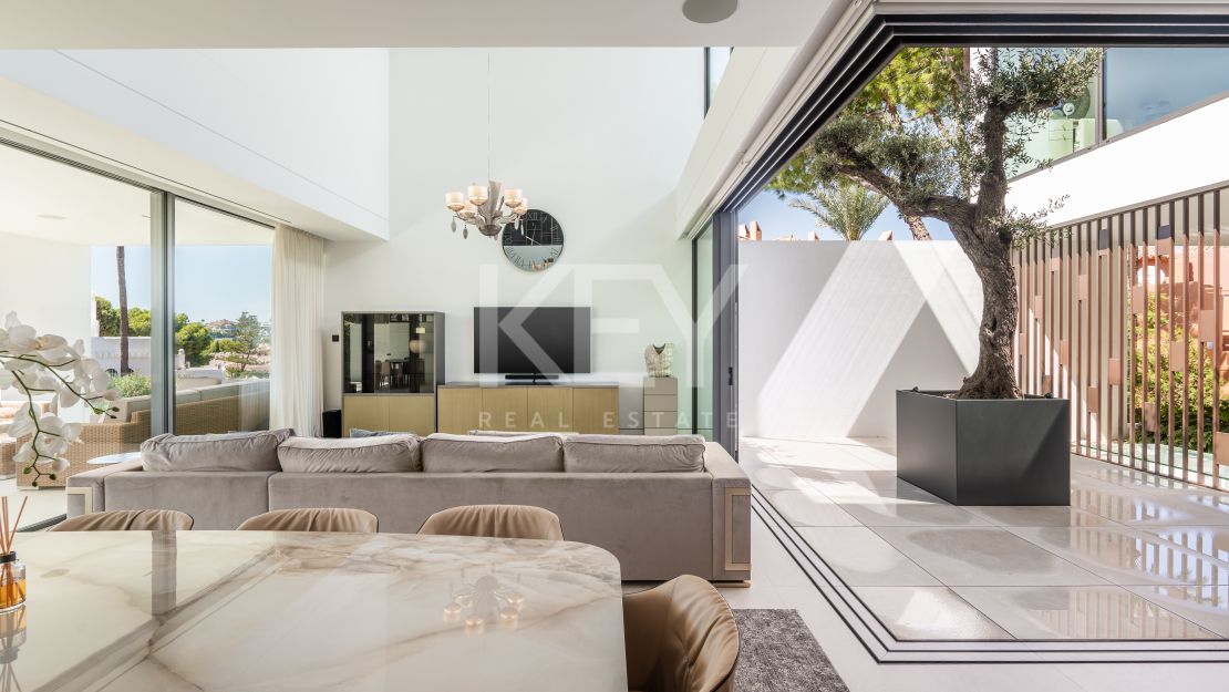 Современная полуотдельная вилла с бассейном на крыше и панорамным видом в Нуэва Андалусия