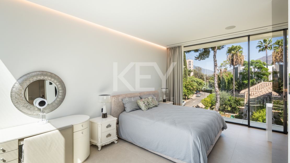 Современная полуотдельная вилла с бассейном на крыше и панорамным видом в Нуэва Андалусия