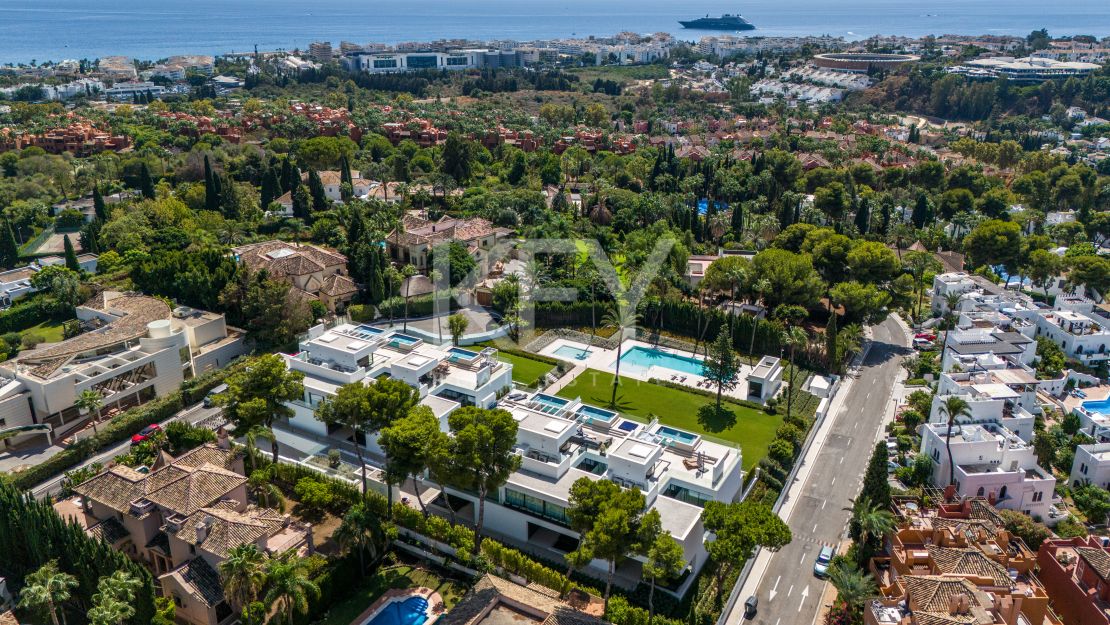 Современная полуотдельная вилла с бассейном на крыше и панорамным видом в Нуэва Андалусия