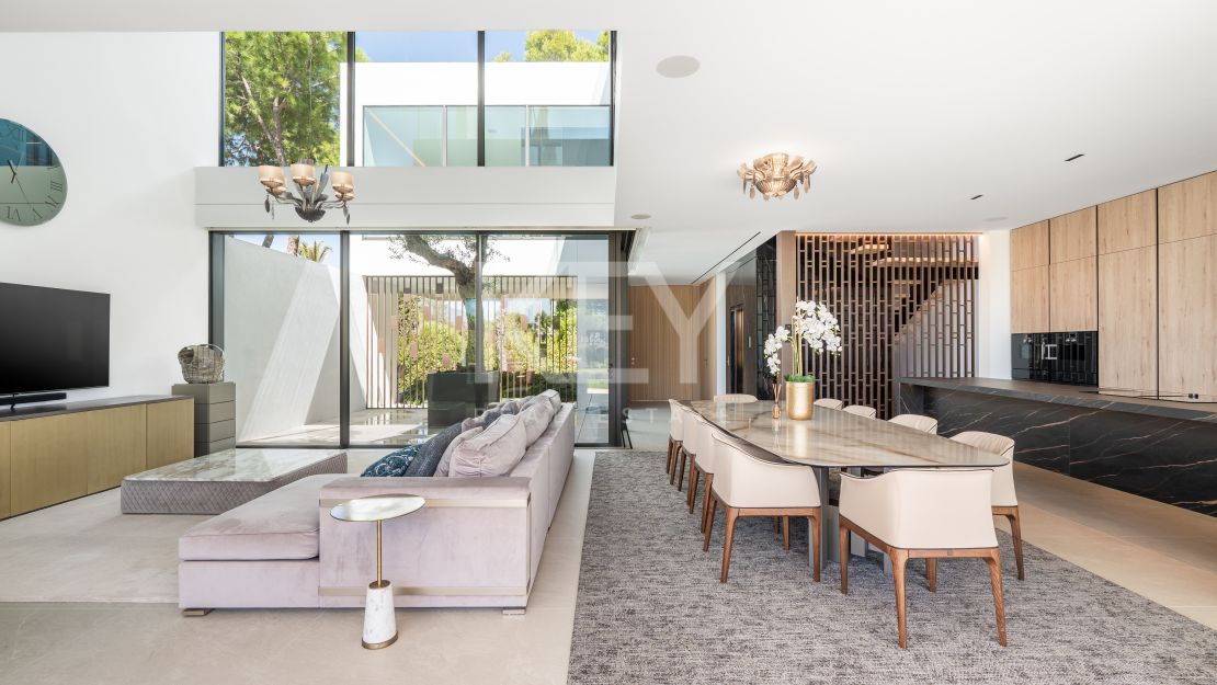 Современная полуотдельная вилла с бассейном на крыше и панорамным видом в Нуэва Андалусия