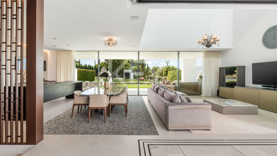 Современная полуотдельная вилла с бассейном на крыше и панорамным видом в Нуэва Андалусия