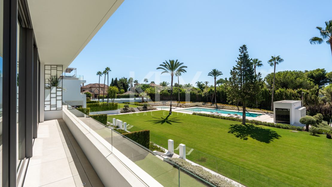 Современная полуотдельная вилла с бассейном на крыше и панорамным видом в Нуэва Андалусия