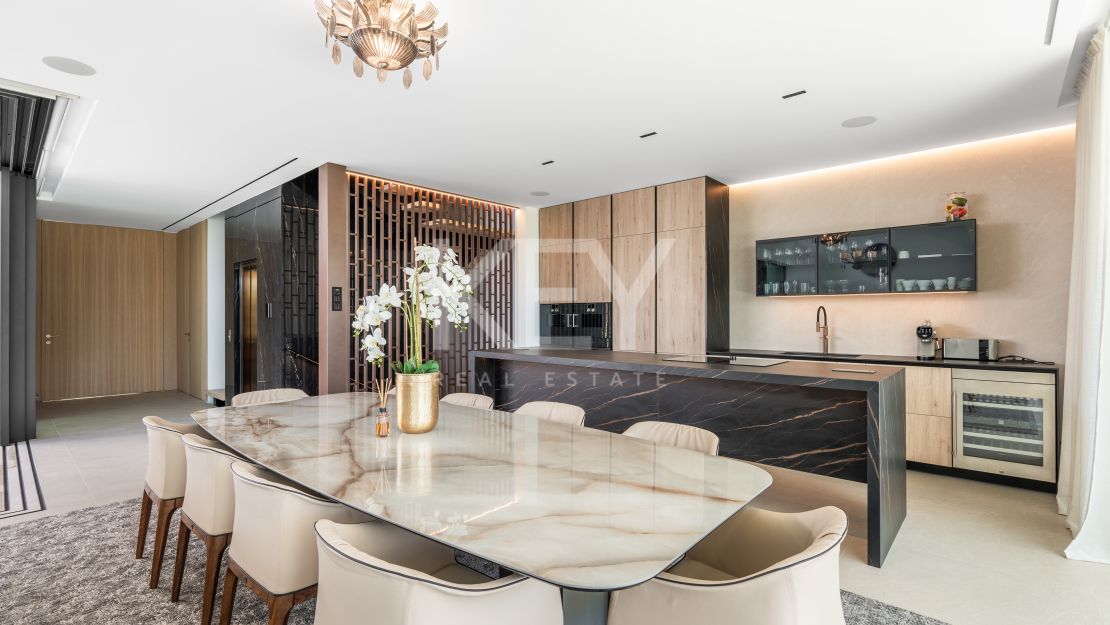 Современная вилла с бассейном на крыше и панорамными видами в Нуэва Андалусия