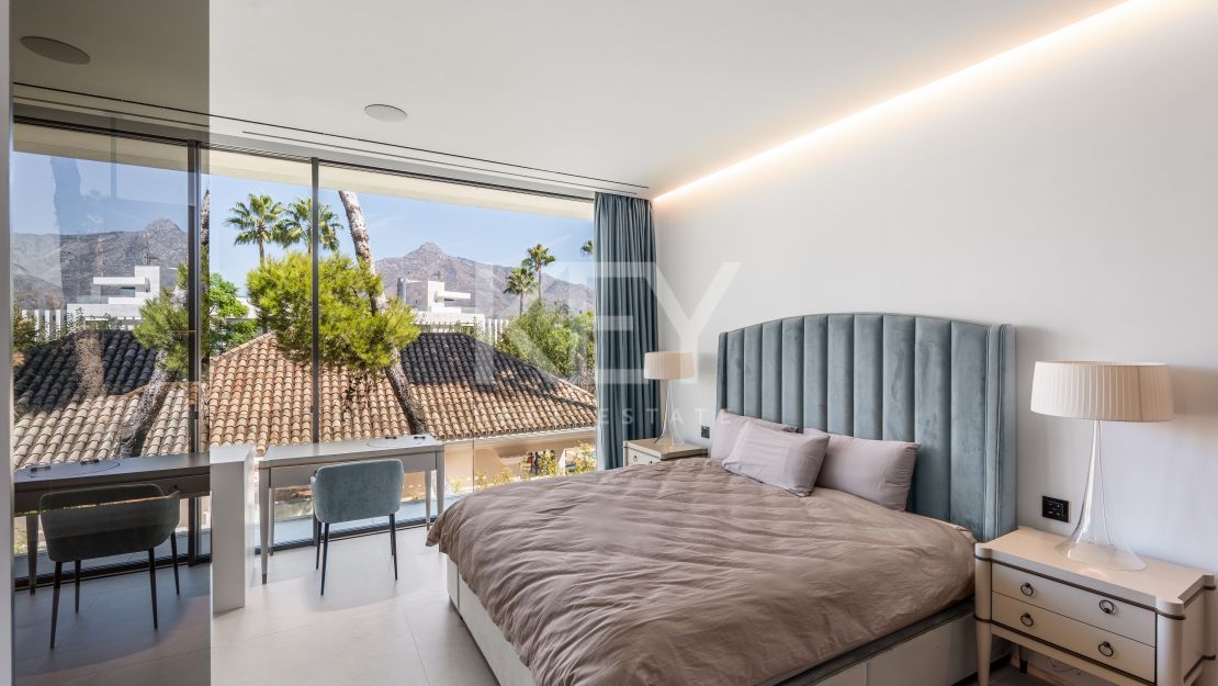 Современная вилла с бассейном на крыше и панорамными видами в Нуэва Андалусия