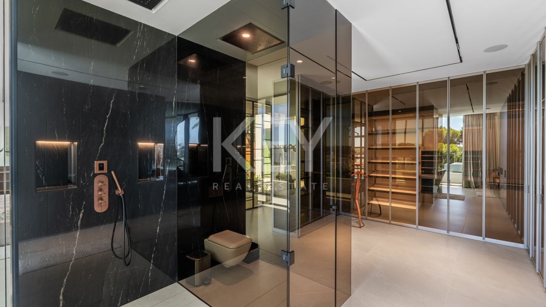 Современная вилла с бассейном на крыше и панорамными видами в Нуэва Андалусия