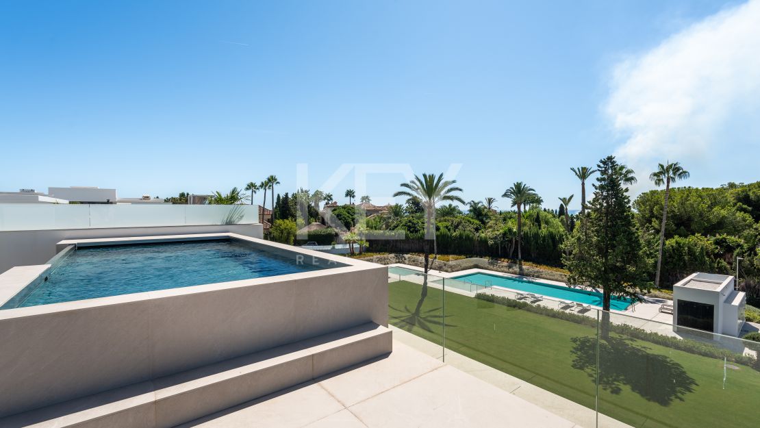 Современная вилла с бассейном на крыше и панорамными видами в Нуэва Андалусия