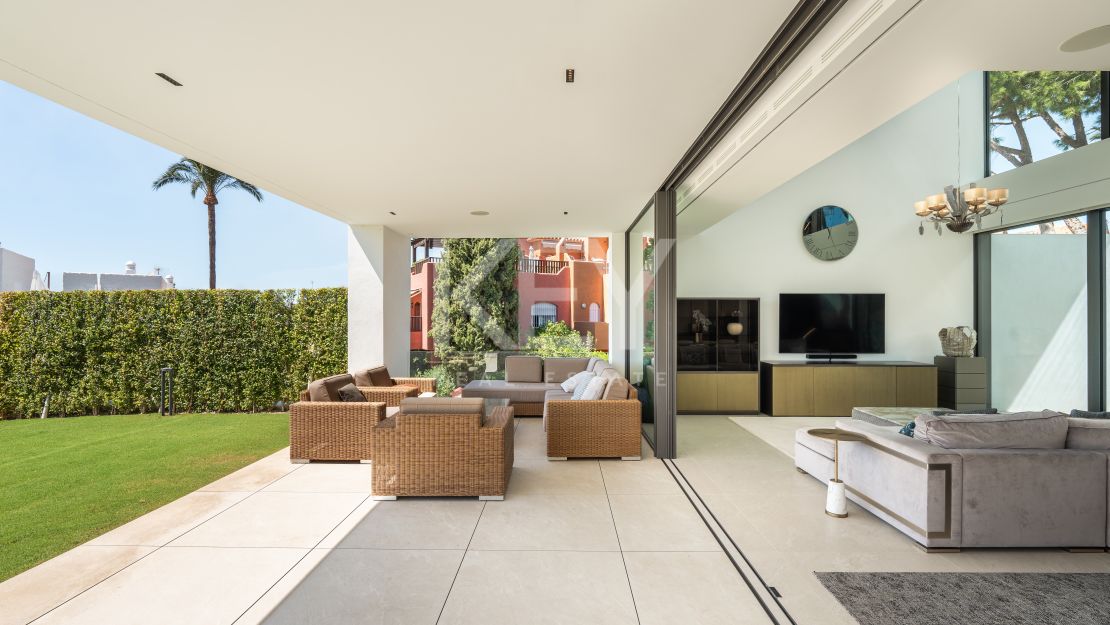 Современная вилла с бассейном на крыше и панорамными видами в Нуэва Андалусия