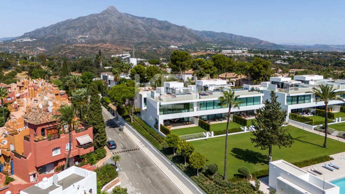 Современная вилла с бассейном на крыше и панорамными видами в Нуэва Андалусия