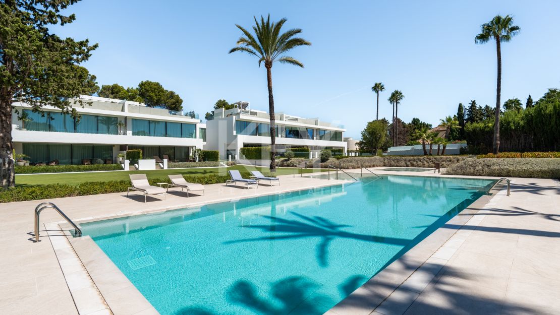 Moderna villa pareada con piscina en la azotea y vistas panorámicas en Nueva Andalucía