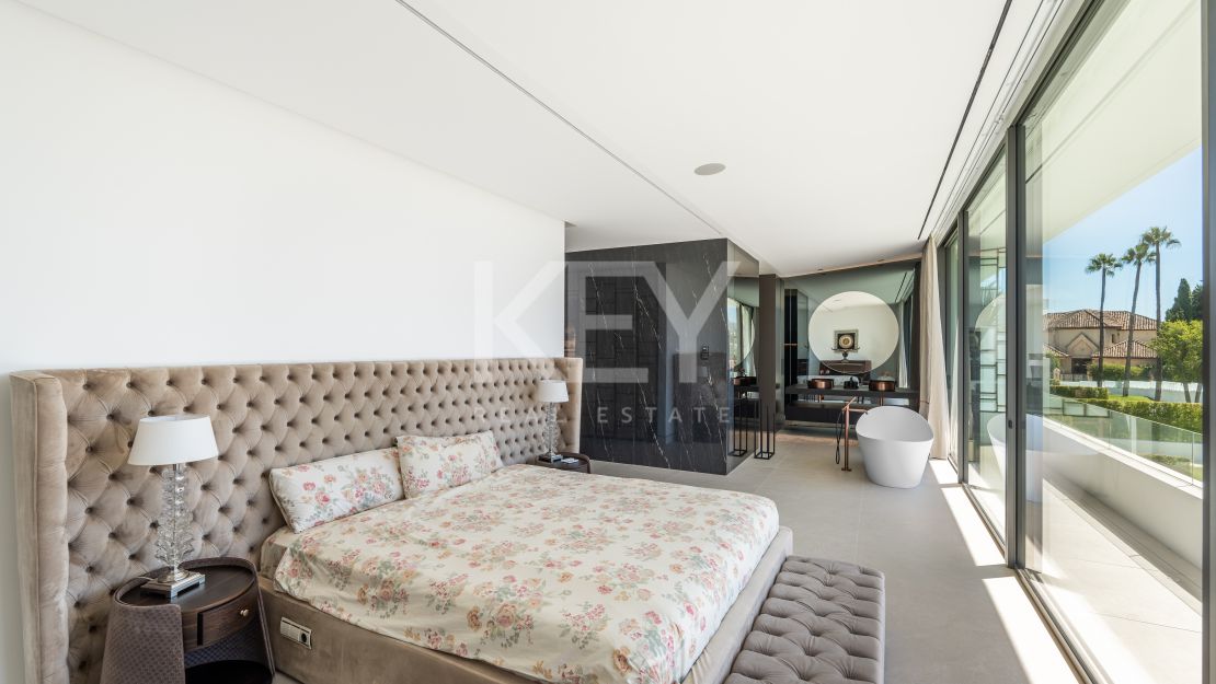 Современная вилла с бассейном на крыше и панорамными видами в Нуэва Андалусия