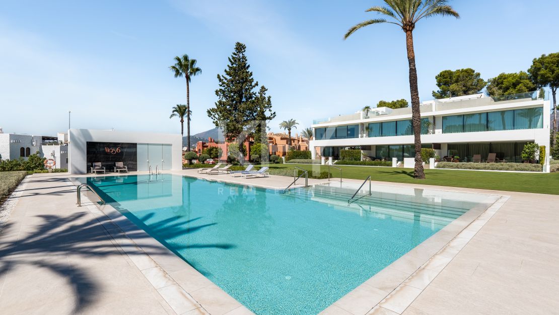 Современная вилла с бассейном на крыше и панорамными видами в Нуэва Андалусия