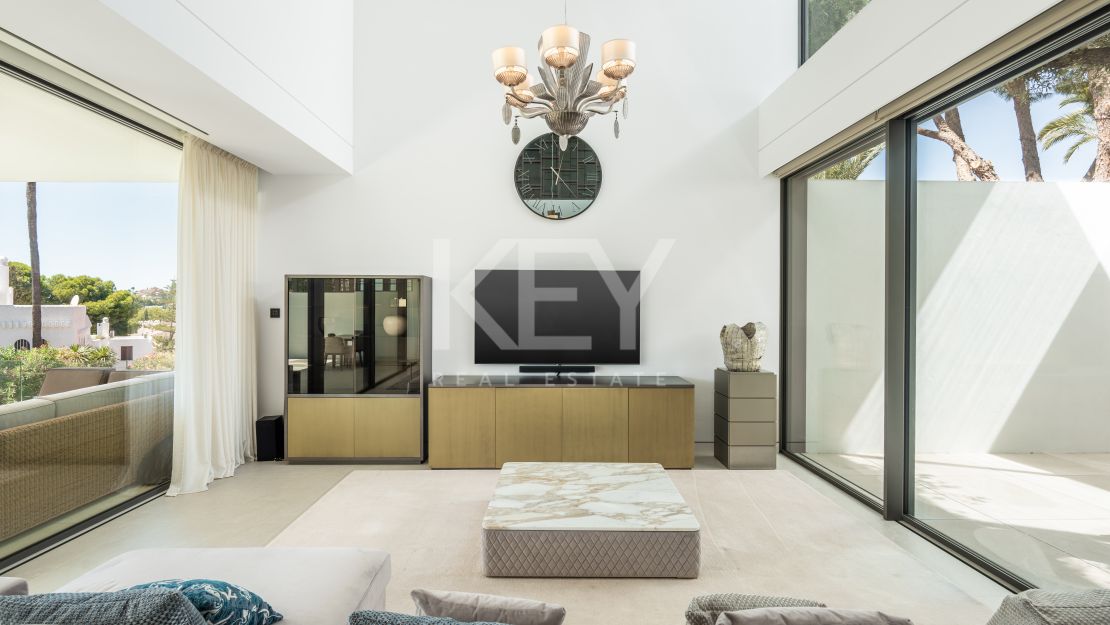 Современная вилла с бассейном на крыше и панорамными видами в Нуэва Андалусия