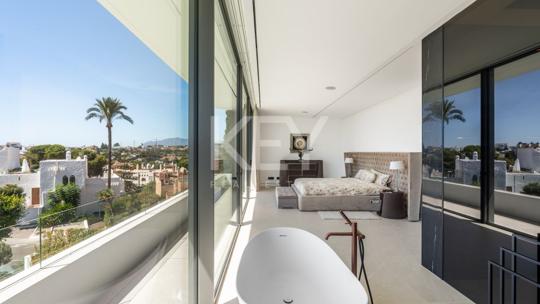 Современная вилла с бассейном на крыше и панорамными видами в Нуэва Андалусия