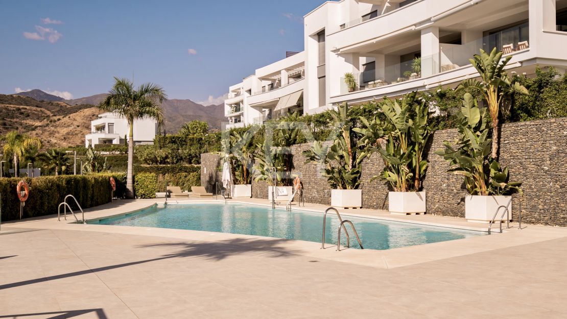 Moderna vivienda de estilo ibicenco con vistas al jardín y a la montaña