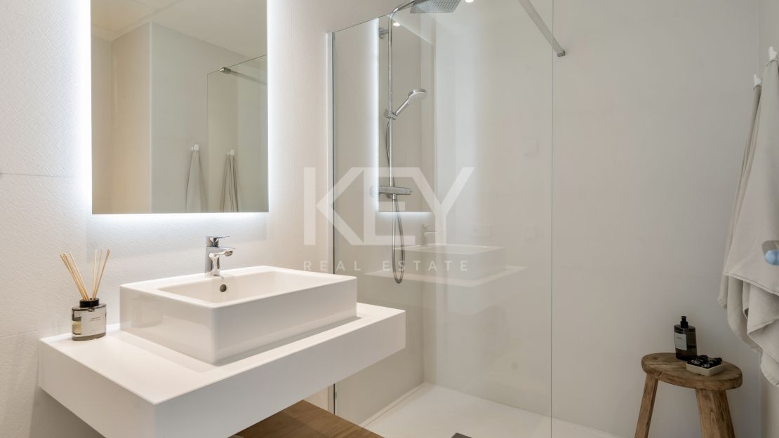 Moderna vivienda de estilo ibicenco con vistas al jardín y a la montaña