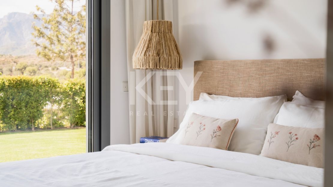 Moderna vivienda de estilo ibicenco con vistas al jardín y a la montaña