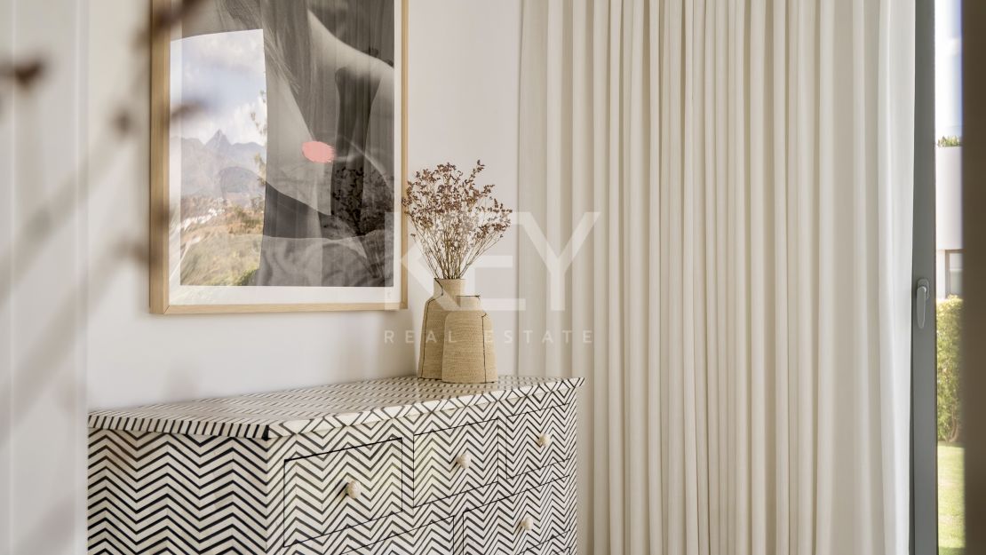 Moderna vivienda de estilo ibicenco con vistas al jardín y a la montaña