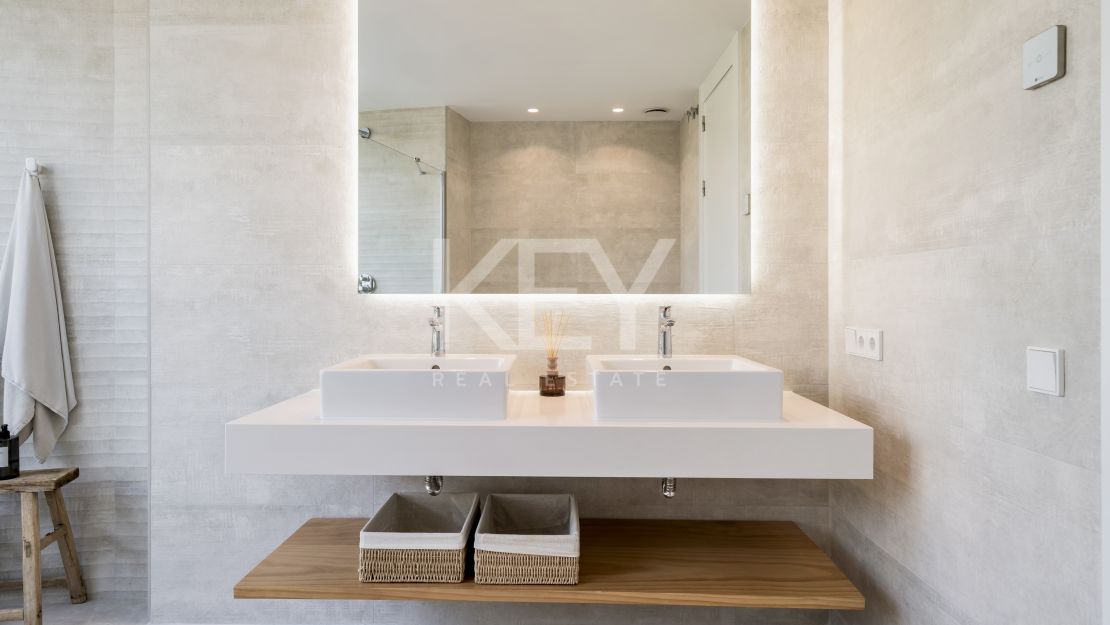 Moderna vivienda de estilo ibicenco con vistas al jardín y a la montaña