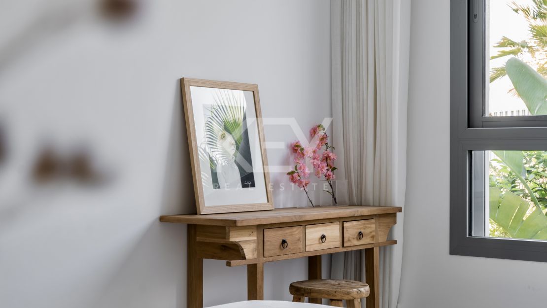 Moderna vivienda de estilo ibicenco con vistas al jardín y a la montaña