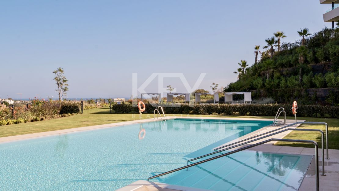 Moderna vivienda de estilo ibicenco con vistas al jardín y a la montaña