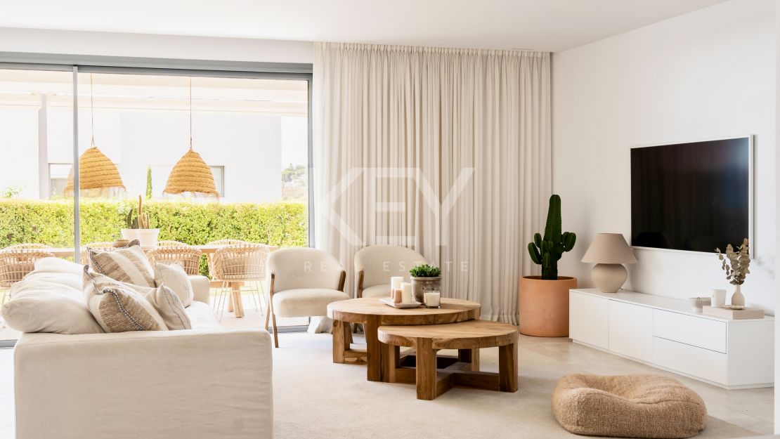 Moderna vivienda de estilo ibicenco con vistas al jardín y a la montaña