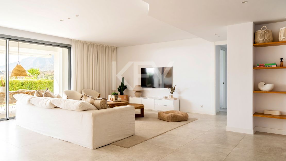 Moderna vivienda de estilo ibicenco con vistas al jardín y a la montaña