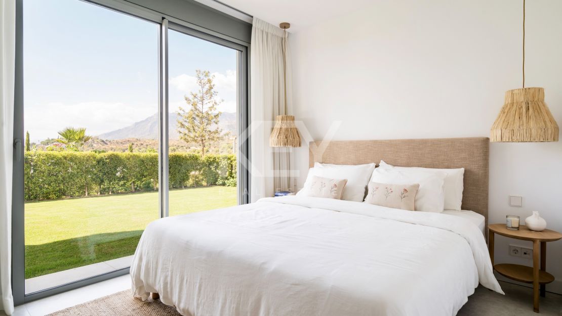 Moderna vivienda de estilo ibicenco con vistas al jardín y a la montaña