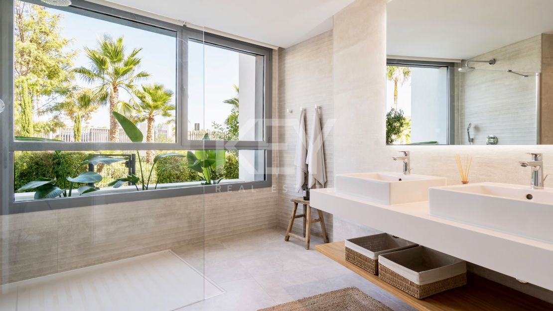 Moderna vivienda de estilo ibicenco con vistas al jardín y a la montaña