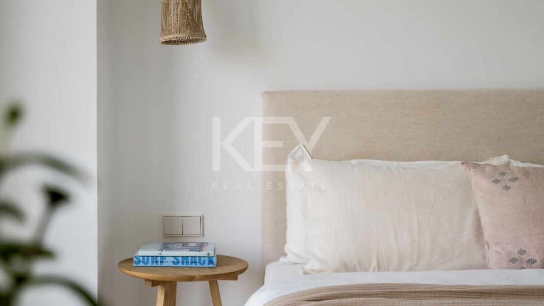 Moderna vivienda de estilo ibicenco con vistas al jardín y a la montaña