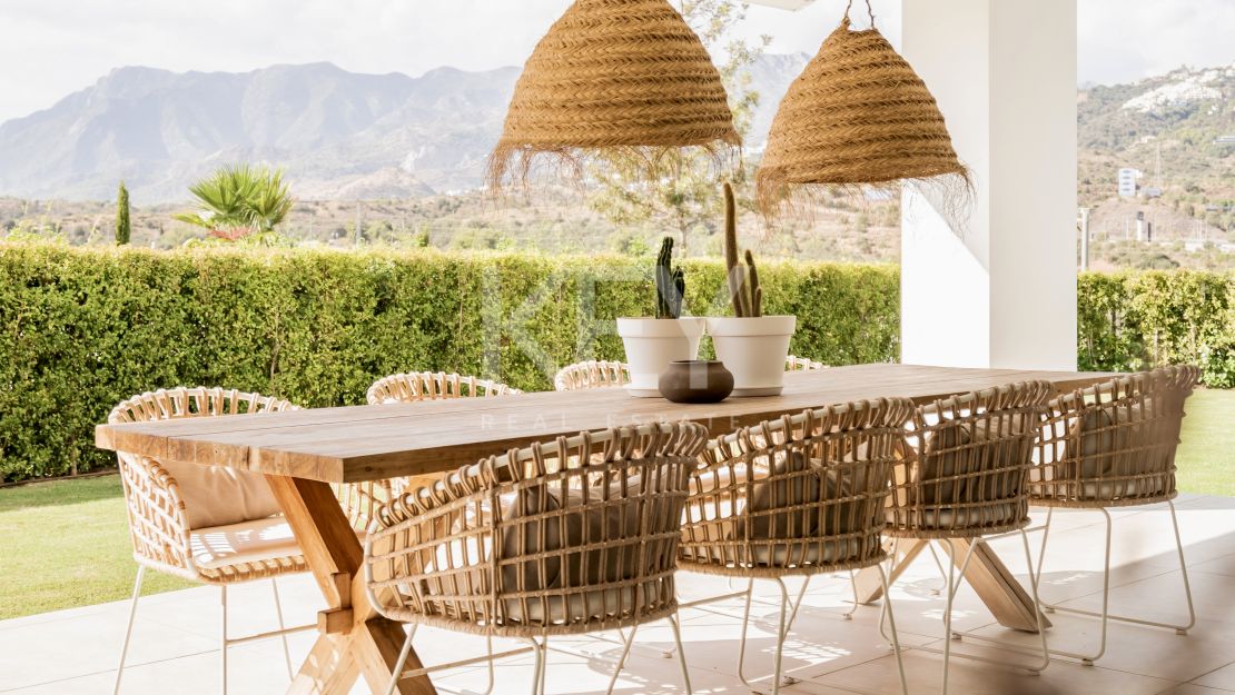 Moderna vivienda de estilo ibicenco con vistas al jardín y a la montaña