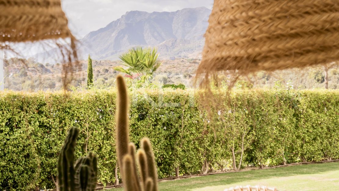 Moderna vivienda de estilo ibicenco con vistas al jardín y a la montaña