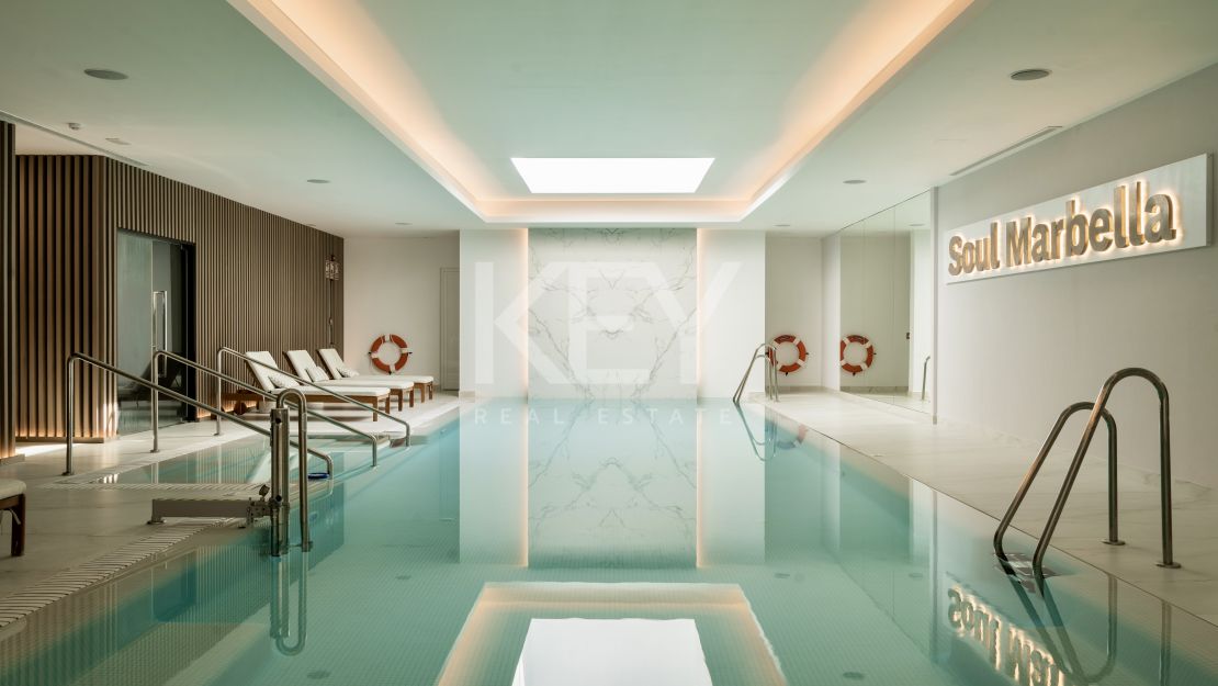 Moderna vivienda de estilo ibicenco con vistas al jardín y a la montaña