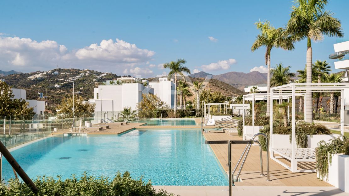 Moderna vivienda de estilo ibicenco con vistas al jardín y a la montaña