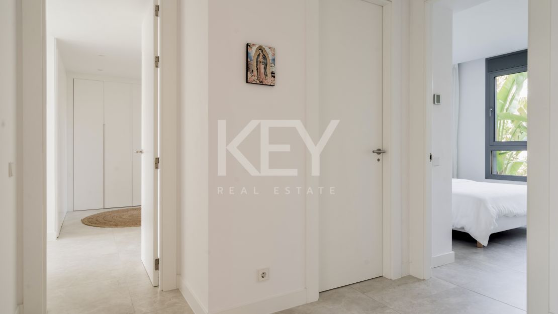 Moderna vivienda de estilo ibicenco con vistas al jardín y a la montaña