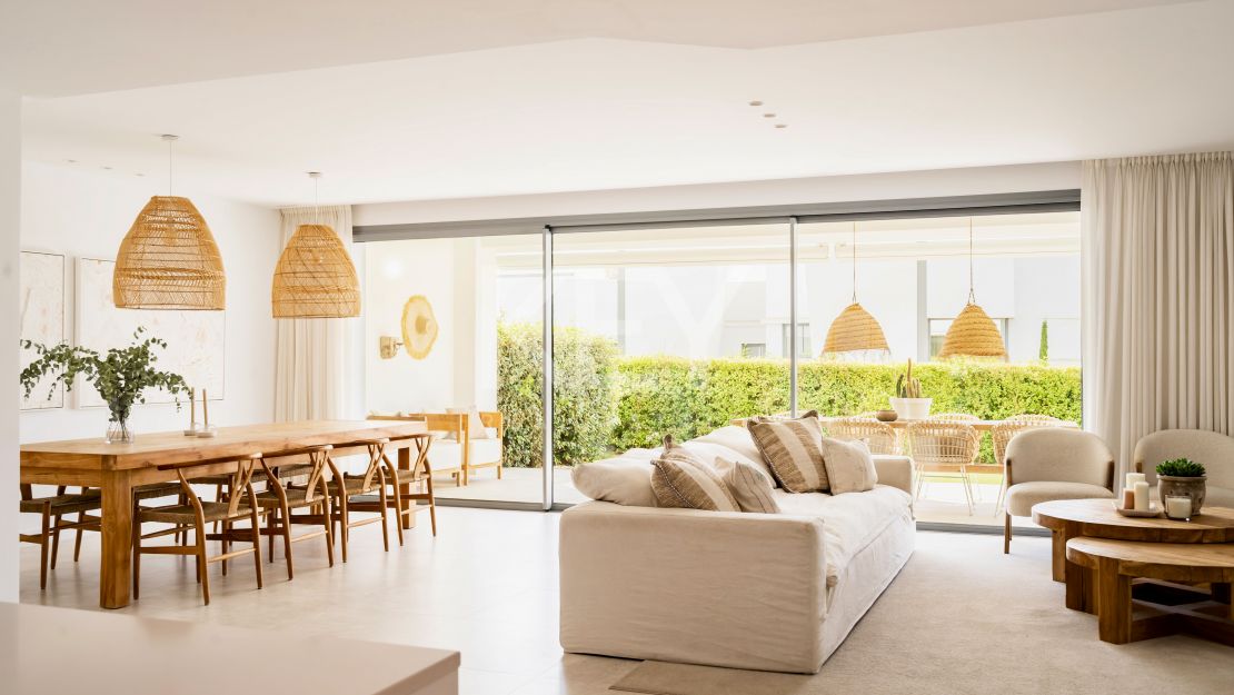 Moderna vivienda de estilo ibicenco con vistas al jardín y a la montaña