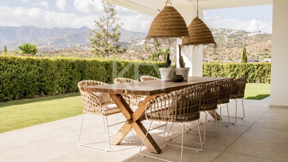 Moderna vivienda de estilo ibicenco con vistas al jardín y a la montaña