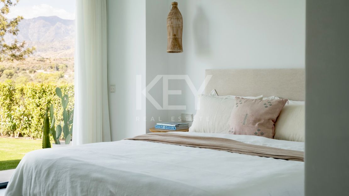 Moderna vivienda de estilo ibicenco con vistas al jardín y a la montaña