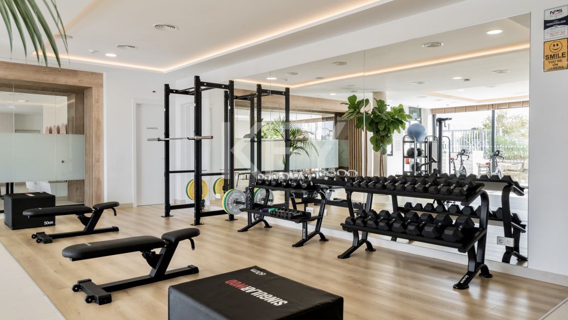 Moderna vivienda de estilo ibicenco con vistas al jardín y a la montaña