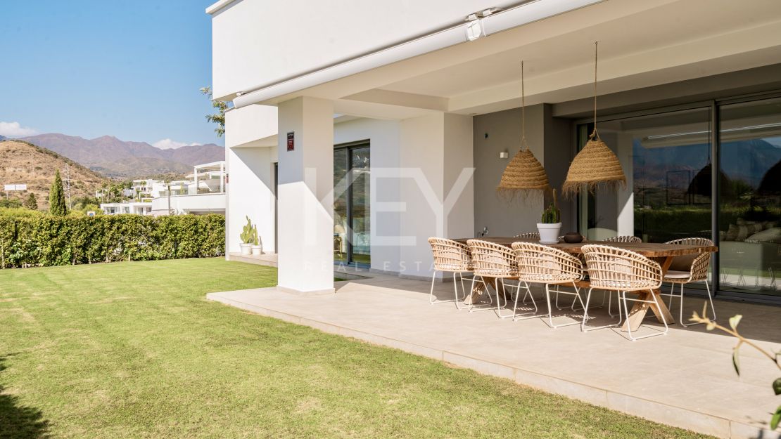 Moderna vivienda de estilo ibicenco con vistas al jardín y a la montaña