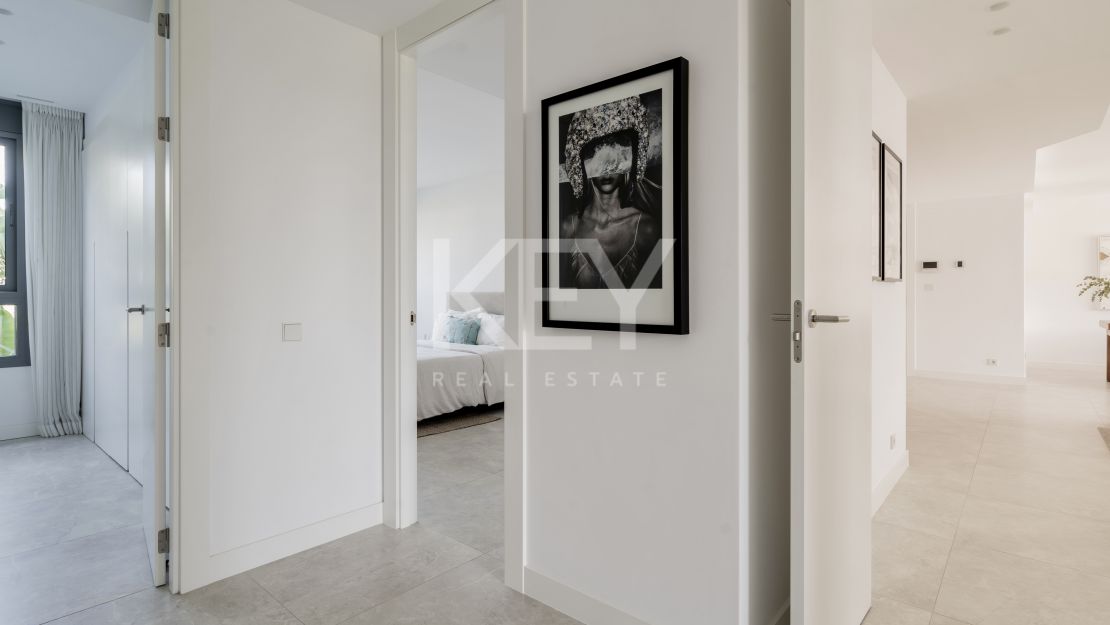 Moderna vivienda de estilo ibicenco con vistas al jardín y a la montaña