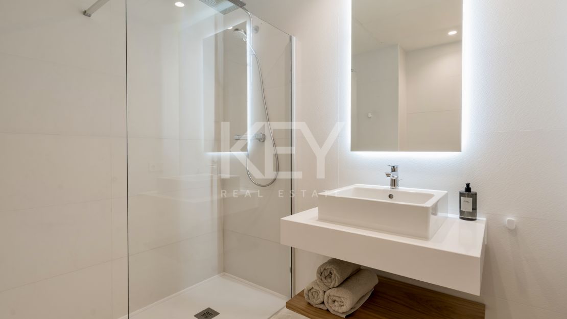 Moderna vivienda de estilo ibicenco con vistas al jardín y a la montaña