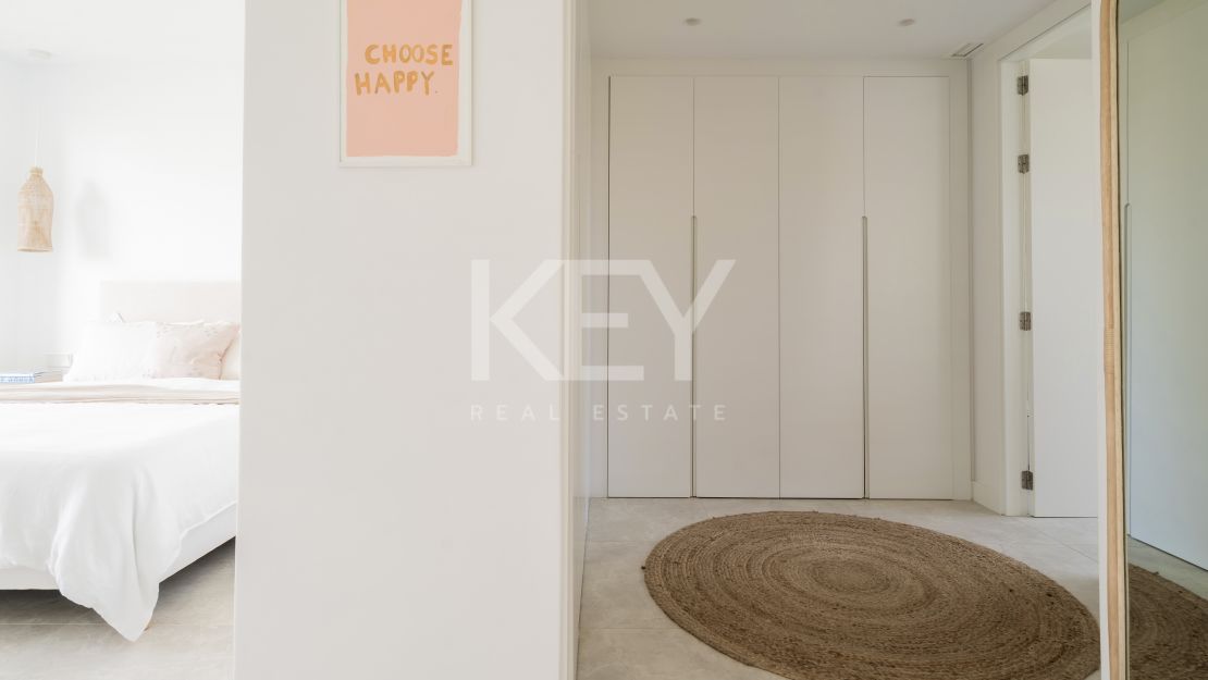 Moderna vivienda de estilo ibicenco con vistas al jardín y a la montaña