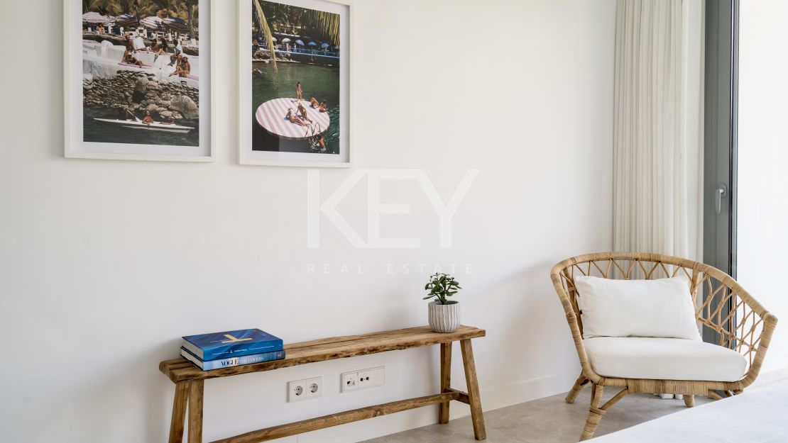 Moderna vivienda de estilo ibicenco con vistas al jardín y a la montaña