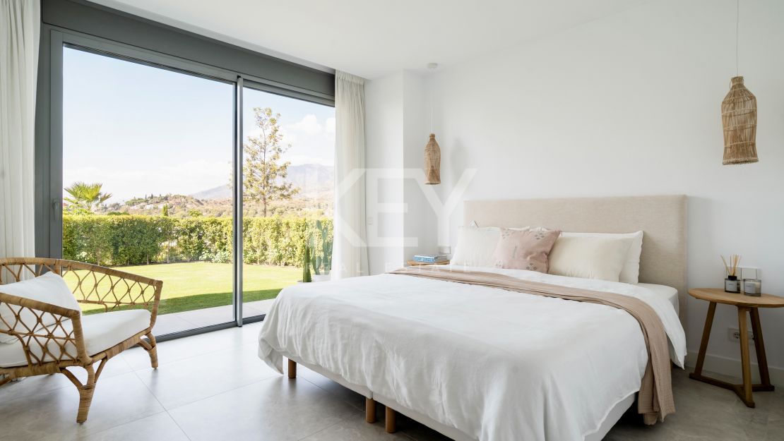 Moderna vivienda de estilo ibicenco con vistas al jardín y a la montaña