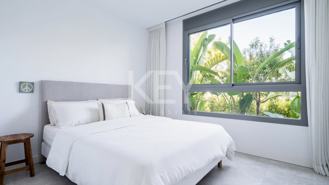 Moderna vivienda de estilo ibicenco con vistas al jardín y a la montaña