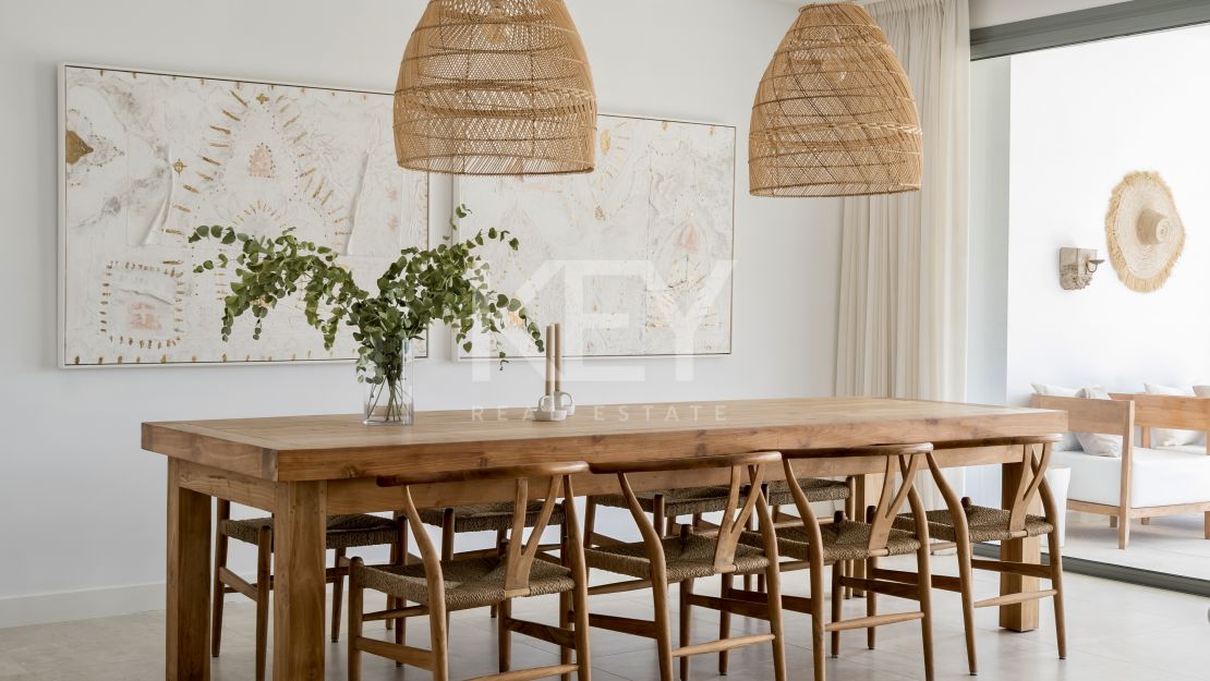 Moderna vivienda de estilo ibicenco con vistas al jardín y a la montaña