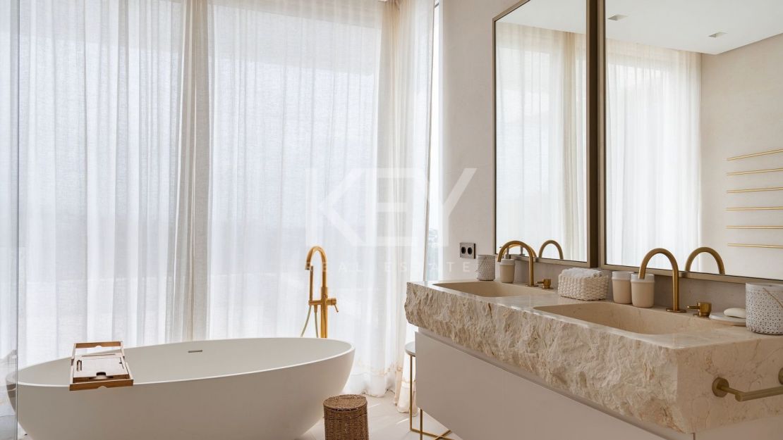 Elegante villa en Los Flamingos con vistas al mar