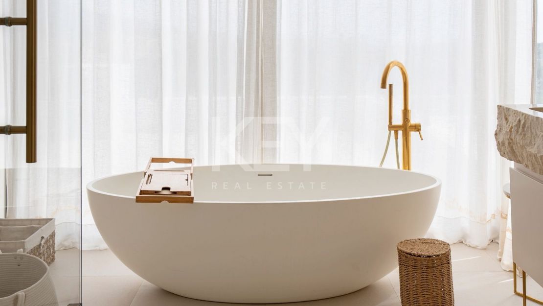 Elegante villa en Los Flamingos con vistas al mar